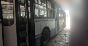 Пошкоджений тролейбус у Херсоні внаслідок удару російським БПлА 13 липня 2026 року. Фото: ХМВА
