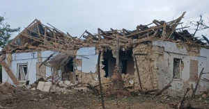 Наслідки російського удару КАБами по Зеленівці на Херсонщині. Фото: ХМВА