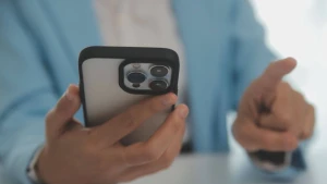 Смартфон у захисному чохлі