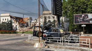 Атакований російським дроном автомобіль у центрі Херсона