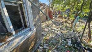 Наслідки атаки "шахедів" по житловому кварталі у Херсоні у ніч на 29 липня 2026 року. Фото: Херсонська ОВА