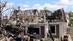 Зруйнований будинок після російського удару у Херсоні