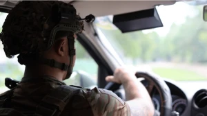 Поліціянт під час евакуації на правобережжі Херсонщини. Фото: ГУ Нацполіції у Херсонській області