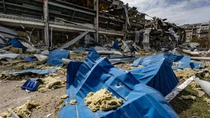 Наслідки удару по льодовому палацу “Фаворит Арена” у Херсоні 16 квітня 2025 року. Фото Олександра Андрющенка/"Вгору"
