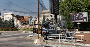 Атакований російським дроном автомобіль у центрі Херсона, липень 2026 року. Фото: Олександр Андрющенко / "Вгору"
