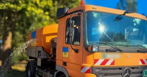 Пошкоджений транспорт одного з комунальних підприємств у Херсоні, 3 серпня 2026 року. Фото: ХМВА