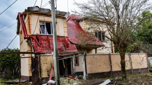 Середмістя Херсона після авіаудару, пошкоджений будинок  