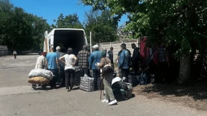 Люди збираються на евакуацію з Олешок
