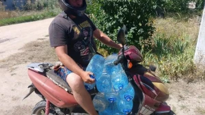 Чоловік везе воду