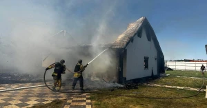 Спалений будинок фермера з Херсонщини внаслідок атаки російських військових. Фото: Віктор Гордієнко
