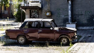 Автівка у Херсоні, яку атакували російські дрони
