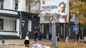 Жителі Херсона зривають російський пропагандистський білборд