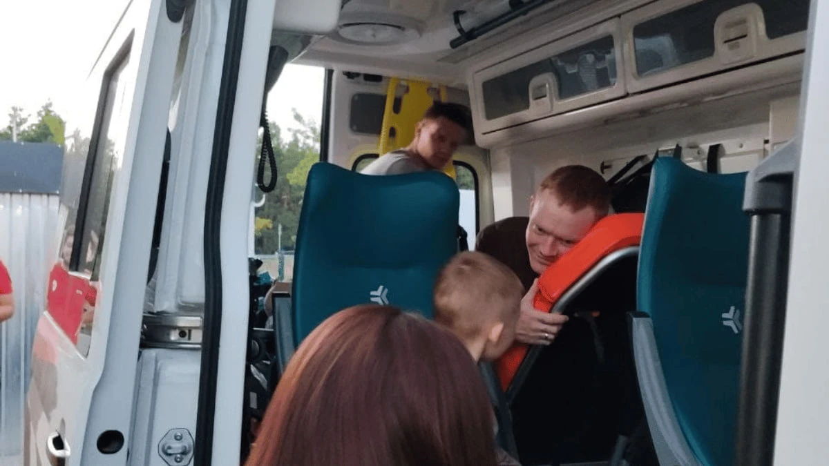 Ігор Крохмаль та його син під час передачі евакуйованих волонтерам Київського обласного загону швидкого реагування Товариства Червоного Хреста України. Усі фото надані командиром Херсонського обласного загону швидкого реагування ТЧХУ Миколою Тараненком