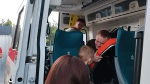 Ігор Крохмаль та його син під час передачі евакуйованих волонтерам Київського обласного загону швидкого реагування Товариства Червоного Хреста України. Усі фото надані командиром Херсонського обласного загону швидкого реагування ТЧХУ Миколою Тараненком