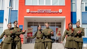У Херсонському технічному університеті (ХТУ) відбулася пропагандистська акція «Вальс Перемоги».
