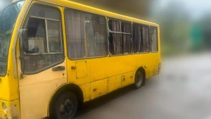 Пошкоджений після російської атаки автобус у Херсоні 