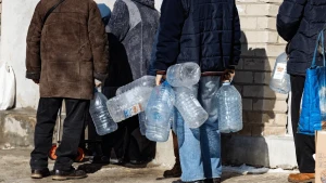 люди набирають воду