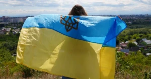прапор України , жінка, гори
