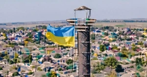 Встановлений прапор України над Великою Кардашинкою на окупованій Херсонщині. Оброблене фото з дрона: 34 ОБрМП