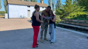дним передають нагороду загиблого військового