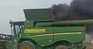 Атакований комбайн фермерського господарства на Херсонщині. Фото: Віктор Гордієнко