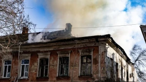 Наслідки ударів по центру Херсона, пожежа 
