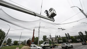 Встановлення антидронових сіток у Херсоні. Фото: Укрінформ
