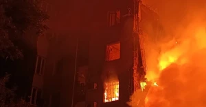 Пожежа у п'ятиповерховому будинку у Херсоні внаслідок удару КАБом військами РФ