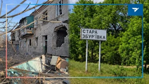 Фото: ліворуч – руйнування у Старій Збур’ївці внаслідок обстрілів. Фото надав Віктор Маруняк. Праворуч – знак “Стара Збур’ївка”/Wikimapia. Колаж Лесі Абдуллаєвої / “Вгору”. 
