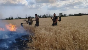 Працівники гасять пожежу на одному з полів Тягинської громади Херсонщини