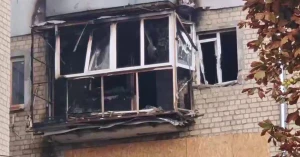 Наслідки російської атаки на багатоповерхівку. Фото: ХМВА