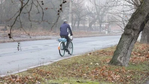 людина йде на велосипеді 