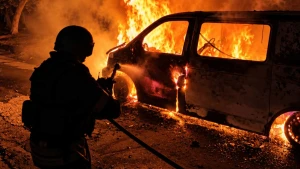 Зображення ілюстративне. Надзвичайник гасить пожежу в Херсоні. Фото: ДСНС Херсон