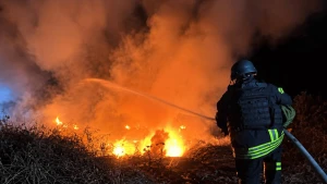 Зображення ілюстративне. Надзвичайник гасить пожежу на відкритій території. Фото: ДСНС Херсон