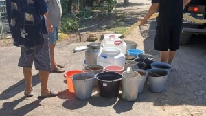 Розливають воду з машини на ТОТ Херсонщини