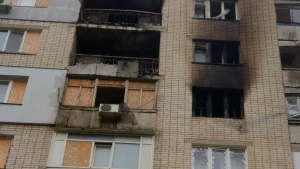 пошкоджена багатоповерхівка у Херсоні 
