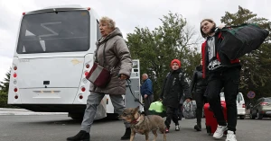 Люди, "евакуйовані" з окупованої Херсонської області України, 20 жовтня 2022 року. Фото: Reuters