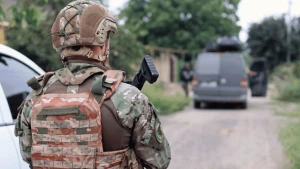 Зображення ілюстративне. Поліціянт під час евакуації людей на Херсонщині. Фото: Поліція Херсонської області