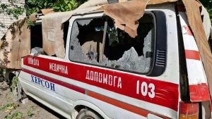 Авітвка швидкої допомоги в Херсоні після російської атаки. Фото: Херcонська ОДА (ОВА)
