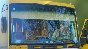 Наслідки дронової атаки по автобусу в Херсоні 