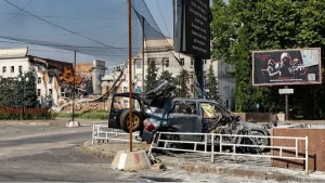 Атакований російським дроном автомобіль у центрі Херсона