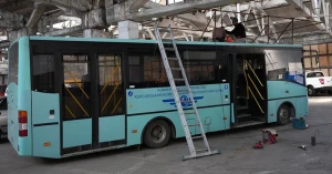 Комунальники ремонтують маршрутний автобус підприємства. Херсон, травень 2026 року. Фото: Суспільне Херсон
