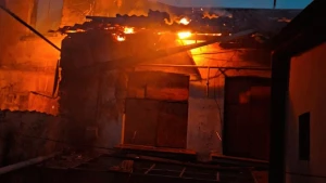 Пожежа, яка виникла внаслідок скиду боєприпаса у Херсоні вранці 24 вересня. Фото: ДСНС Херсон