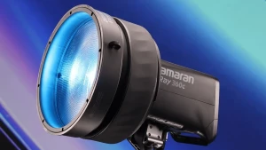 Моноблок Amaran Ray 360c з лінзою Френеля випромінює насичений синій промінь для контрового та фонового світла
