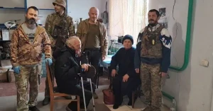 Евакуйовані та українські військові. Фото: начальник Бериславської МВА 