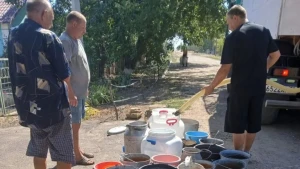 люди набирають воду