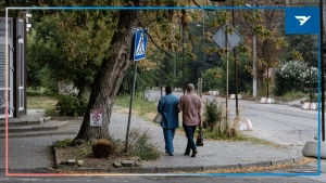 Люди йдуть вулицею Херсона. Вересень 2026 року. Фото: Олександра Андрющенка / "Вгору"