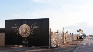 Прапор батальйону імені Номана Челебіджіхана у селищі Новоолексіївка на Херсонщині. Фото: “Крим.Реалії”