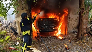 Пожежа, яка виникла внаслідок атаки російського дрона у Херсоні 1 жовтня 2026 року. Фото: ДСНС Херсон
