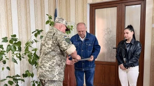 Церемонія нагородження родини військового Сергія Усова посмертною нагородою.Фото: Арцизька громада